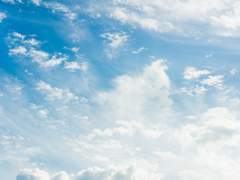밝은 하늘의 가득한 구름들