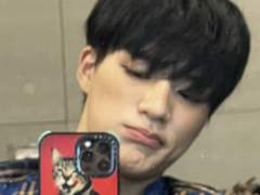 철 없고 이상한 여친하고 연애하는 제노 썰.