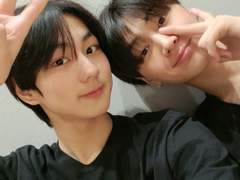 그 형은 작고 약한 것에 관심이 많다.