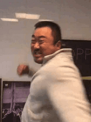 입 벌려 유사 들어간다