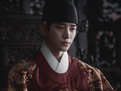 연모하지 않았다, 관심조차 없었다. 허나 그녀가 죽었다는 걸 알았을 때 가슴이 주체할 수 없을 만큼 저려왔다.