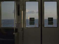 우리의 모든 상상이 비껴가는 곳에서*