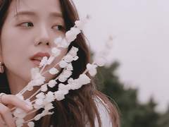 바다의 파랑 속에 잠긴 도서실