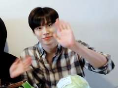 맛있어? 별로야? 아니지?