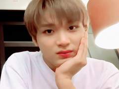 키스 안 하면 못 나가는 방