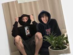 둘이 무슨 사이래?