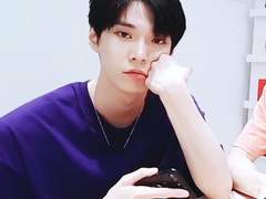 온라인 강의를 듣고 있는 나, 그리고 그걸 지켜보는 그.