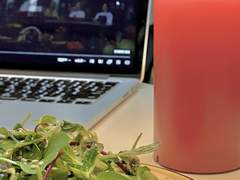 ( 無에서 살고 있습니다. ) p.06 : 無에서도 예능으로 웃음을 찾는 모습.