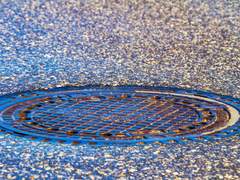 [긴급] 도로의 무법자, 맨홀을 피하세요.