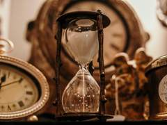 부서진 모래시계는 아무것도 알려주지 않는다