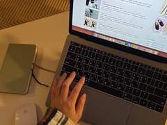 집착에 물든 눈빛