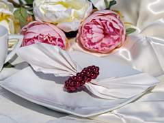 하 얀 / 29 / 장신구 상인 / 딜러