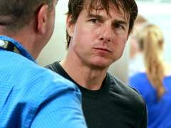 실제로 여기 지나가려면 키스해야 한다는 이야기 들어봤으니까