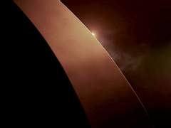 우리는 오렌지 태양 아래