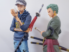 방 한 켠의 로우조로 피규어