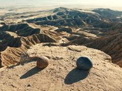 진동하며 중첩된 입자들의 무작위 재배열 안에서