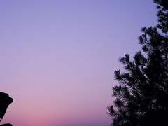 5시 48분, 해가 뜨지 않은 아침, 내가 가장 좋아하는 시간이야.