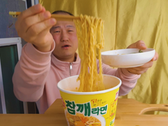 먹방 브베 - 기분이 꿀꿀할땐 시원한 컵라면이 최고지~ 오뚜기 참깨라면 컵라면 먹방~