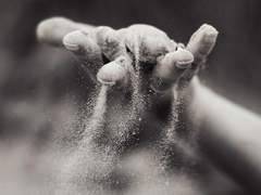 검은 재가 흩날리면,