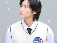 칠판 지우는 창균이 콕콕 찌르면