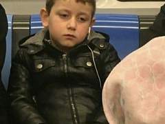 (눈물을 흘리며 입장)