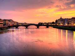 저녁에 피렌체의 그룹 관광 투어