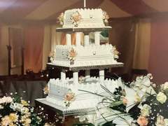 다음 순서는 신랑 송 태섭 군, 신부 이 한나 양 친구분들의 결혼식 축사가 있겠습니다.