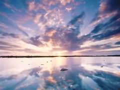 새벽 바다, 그 아름다운 일출의 구름 색을 닮은 너에게