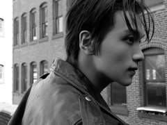 하와이안 셔츠를 입는 남자 +