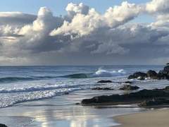 넘실거리던 해일은 이내 별마저 삼키고.