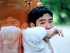 바람이 나뭇가지를 못살게 흔드는 오후였다.