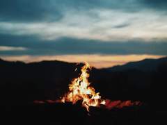 불이 잘 타오르지 않는 밤