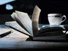 1호실 소파 밑에 숨겨진 찢어진 노트