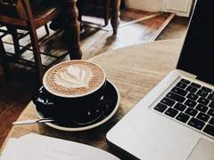 이상하고, 특별한.