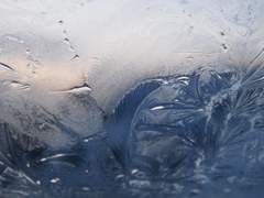 따뜻한 손으로 쥔 눈은 얼음 덩이가 되고