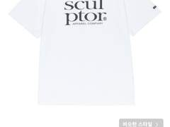 반팔티를 고르고있어요