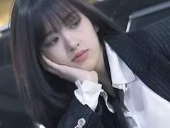 한 뼘짜리 추억을 잊는 게 참 쉽지 않아