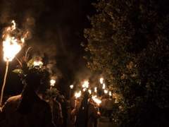 오른손에 횃불 들고