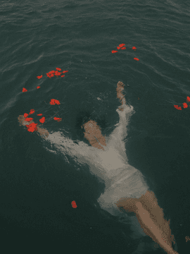 끈적한 새벽과 우울한 오후 