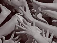 12명의 신을 모시는 무녀가 되는 글