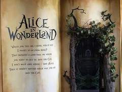 𝐀𝐥𝐢𝐜𝐞 𝐢𝐧 𝐭𝐡𝐞 𝐋𝐨𝐨𝐤𝐢𝐧𝐠 𝐆𝐥𝐚𝐬𝐬