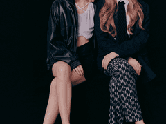 We are friendly sisters 上