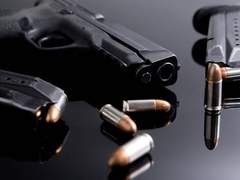 조심하세요. 손에 탄약 냄새가 밸 겁니다.