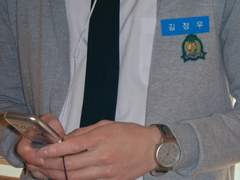 학교 내에서 파란색 명찰을 단 학생이 말을 건다면 즉시 자리를 피하세요