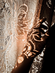 누나가 플레이하던 BL게임 속으로 떨어진 것 같습니다