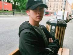 남한테 웃으면 벌금 내는 사이