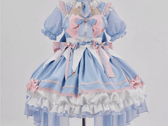 하늘색과 분홍색의 마법소녀같은 의상을 입고 어디론가 뛰어가고 있다.