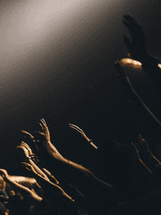 거룩한 하늘 아래