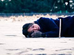 사실과 허구의 어름, 그리고 파문 - <밤의 해변에서 혼자>