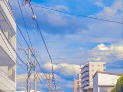 높게 뜬 구름과 가득 메운 수식어-1